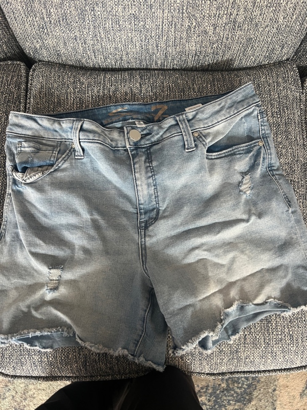 Seven 7 Weekend Short. Light Blue distressed